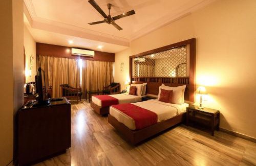 Lake Swaroop Sagar Hotel | Hotel Hilltop Palace