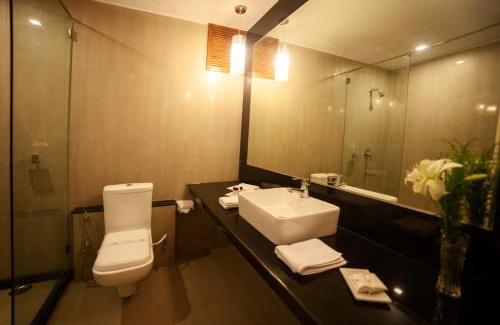 Lake Swaroop Sagar Hotel | Hotel Hilltop Palace