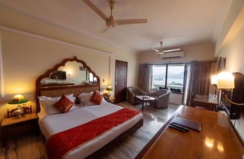 Lake Swaroop Sagar Hotel | Hotel Hilltop Palace