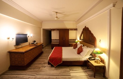 Lake Swaroop Sagar Hotel | Hotel Hilltop Palace