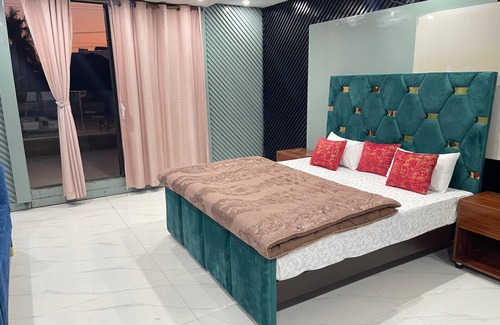 Gujrat Hotel | HOTEL HOLIDAY INN GUJRAT stay with provide 100 privacy and safety