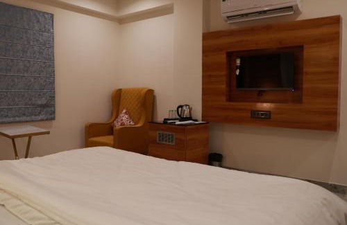 Malviya Nagar Hotel | Hotel HS Inn Swiming Pool Room