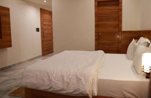 Malviya Nagar Hotel | Hotel HS Inn Swiming Pool Room