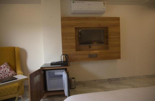 Malviya Nagar Hotel | Hotel HS Inn Swiming Pool Room
