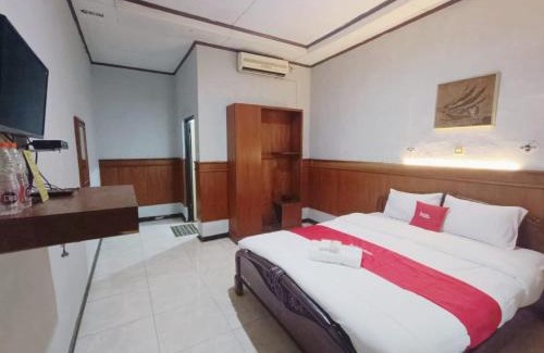 Pekalongan Hotel | Hotel Istana Syariah Pekalongan by Hello Room