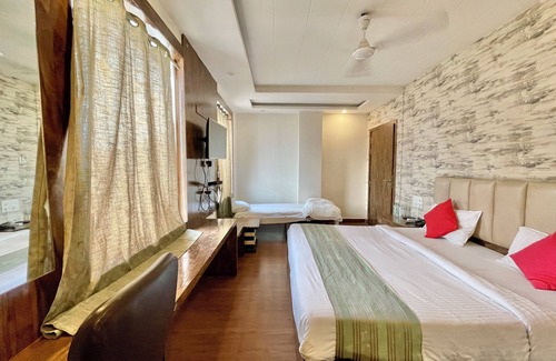 Sigra Hotel | Hotel Janaki - near Ghats & Temples