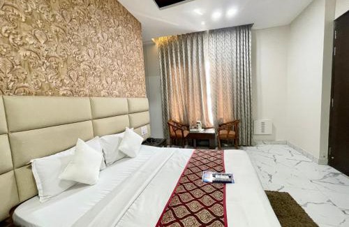 Haridwar Hotel | HOTEL LE GRACE ! HARIDWAR होटल ले ग्रेस, ஹோட்டல் லீ கிரேஸ் fully-Air-Conditioned-hotel, lift-wifi-and-Parking-availability near Ganga Ghaat and Mansa Devi Temple - 2