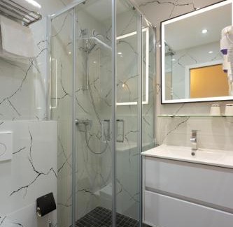Quartier de la Folie-Mericourt Hotel | Hotel Leonard De Vinci 75011