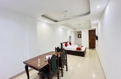 Chittaranjan Hotel | Hotel Lotus BNB - Near Nehru Enclave Metro Station