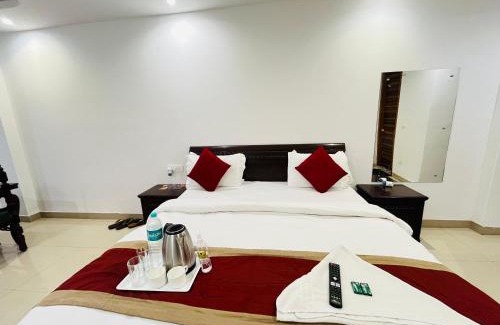 Chittaranjan Hotel | Hotel Lotus BNB - Near Nehru Enclave Metro Station
