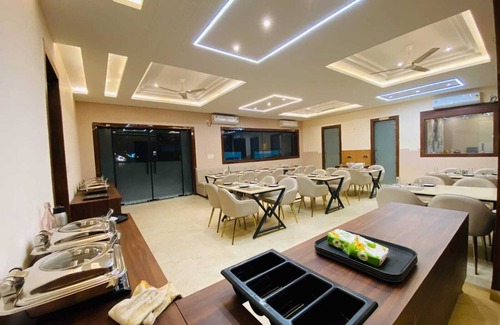 Vrindavan Hotel | Hotel Mango Tree, Vrindavan