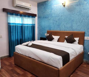 Lake Swaroop Sagar Hotel | Hotel Mewar Darshan