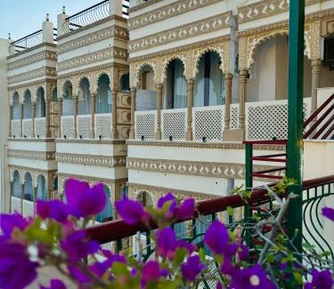 Lake Swaroop Sagar Bed & Breakfast | Hotel Mewari Villa PURE VEG