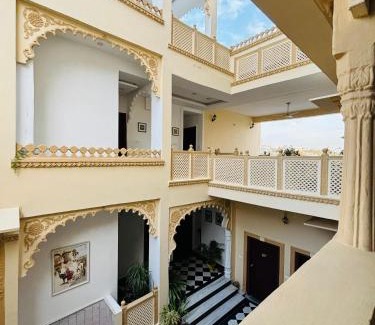 Lake Swaroop Sagar Bed & Breakfast | Hotel Mewari Villa PURE VEG