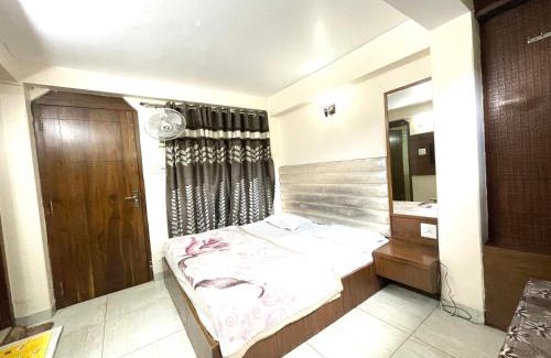 The Mall Road Hotel | HOTEL NAND PALACE ! MUSSOORIE होटल नंद पैलेस હોટેલ નંદ પેલેસ ஹோட்டல் நந்த் பேலஸ் near mall road hotel-with-mountain-view Spacious-Room-with-wi-fi-and-Parking-availability, best hotel in Mussoorie