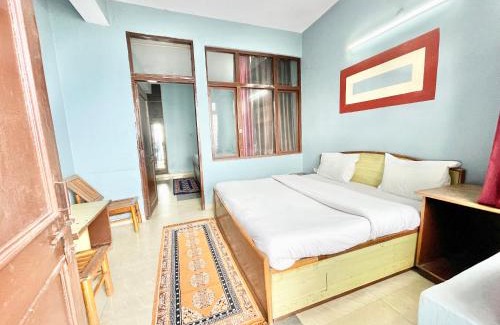 The Mall Road Hotel | HOTEL NAND PALACE ! MUSSOORIE होटल नंद पैलेस હોટેલ નંદ પેલેસ ஹோட்டல் நந்த் பேலஸ் near mall road hotel-with-mountain-view Spacious-Room-with-wi-fi-and-Parking-availability, best hotel in Mussoorie