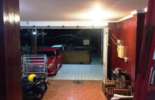 Waru Hotel | Hotel O Guest House Bu Iin Syariah