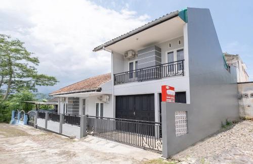 Mertoyudan Hotel | Hotel O Nareswari Guest House Syariah