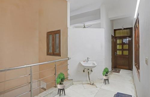 New Delhi Hotel | Hotel O Premium Stay Near Dlf Avenue Saket