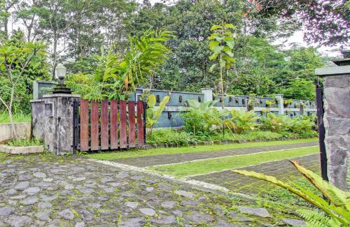 Cangkringan Hotel | Hotel O Puri Adem 86 Syariah BunkbedNearMerapi Golf Club