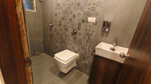 Kalighat Hotel | Hotel O The Lake Regency