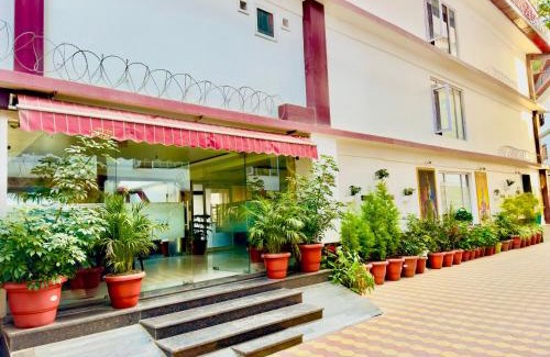 Shimla Hotel | Hotel Pearl Grand White near VOLVO BUS STAND #private parking #AC ROOMS #in city centre