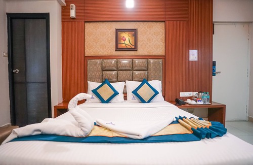 Thousand Lights Hotel | Hotel Pine Tree