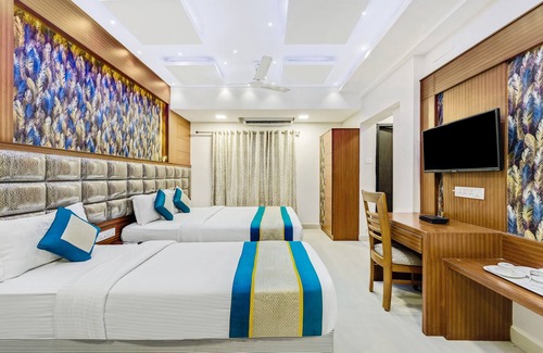 Thousand Lights Hotel | Hotel Pine Tree