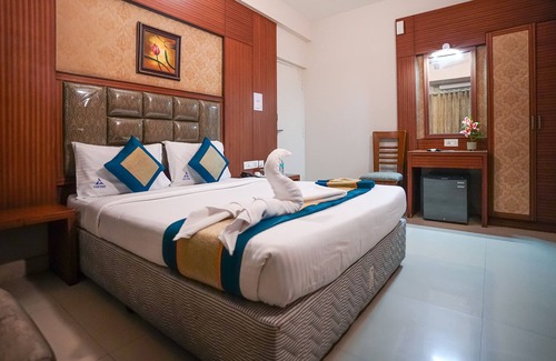 Thousand Lights Hotel | Hotel Pine Tree