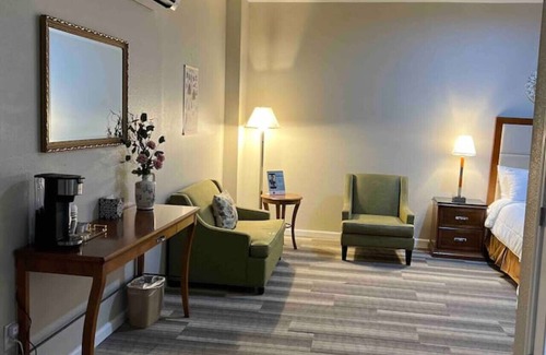 Laurel House | Hotel Pinehurst- Pine Belt Suite 207