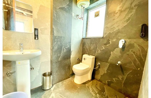 Sector II Hotel | HOTEL PREMIUM WOW NEAR C J Park Kolkata