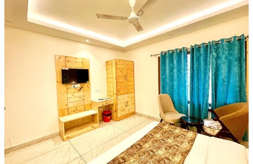 Sector II Hotel | HOTEL PREMIUM WOW NEAR C J Park Kolkata