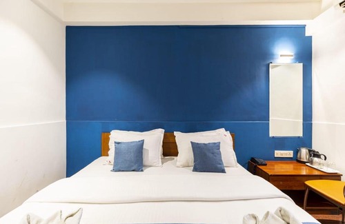 Vile Parle West Hotel | Hotel Qdeck by KAESH FOOD &STAY