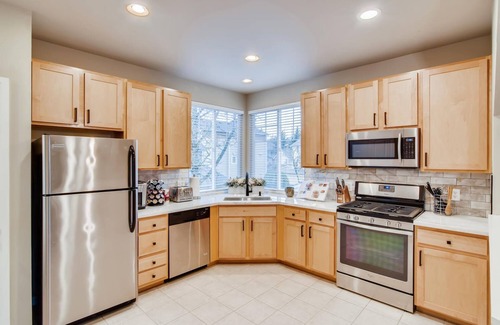 Sammamish House | ►Hotel Quality◄ Modern and Homey Tri Level Home!