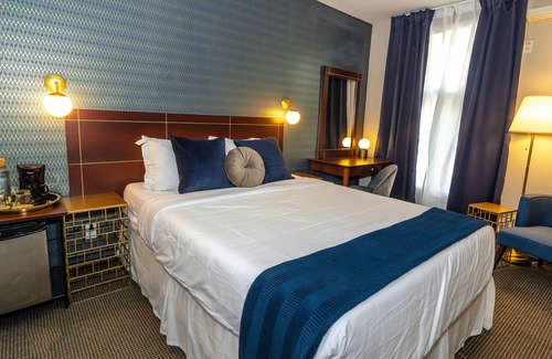 Sainte-Marie House | Hotel Queen Room with Terrace in Front of Metro in the Village