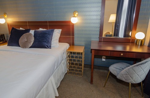 Sainte-Marie House | Hotel Queen Room with Terrace in Front of Metro in the Village