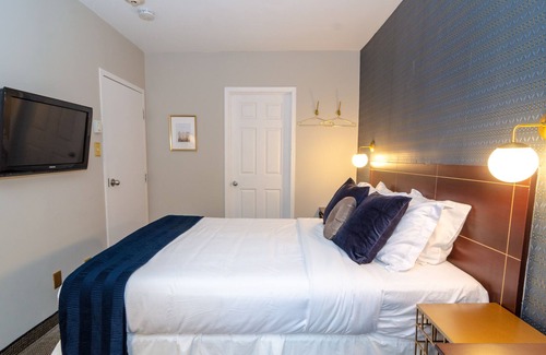 Sainte-Marie House | Hotel Queen Room with Terrace in Front of Metro in the Village