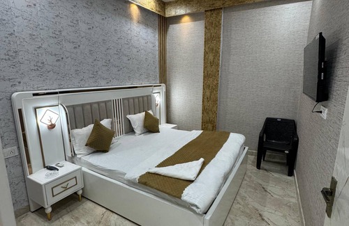 New Delhi Hotel | Hotel R Crown Banquet And Rooms