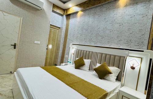New Delhi Hotel | Hotel R Crown Banquet And Rooms