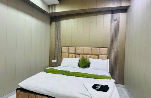 New Delhi Hotel | Hotel R Crown Banquet And Rooms