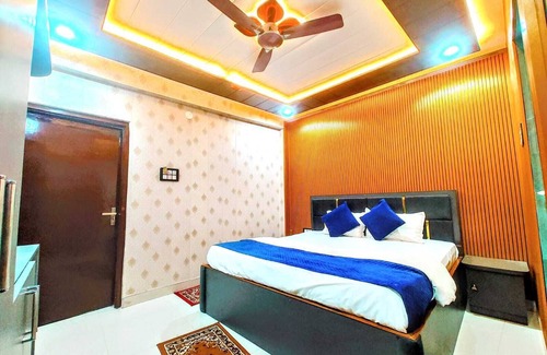 Sigra House | Hotel R K Villa 700 mtr Vishwanth Temple