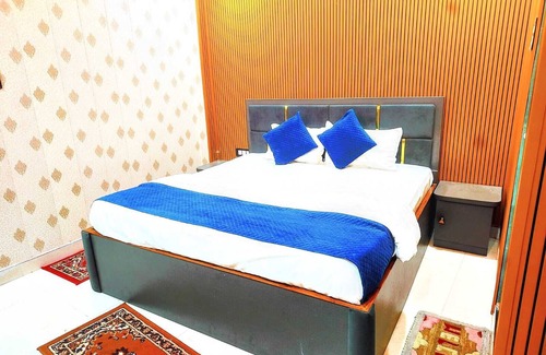Sigra House | Hotel R K Villa 700 mtr Vishwanth Temple