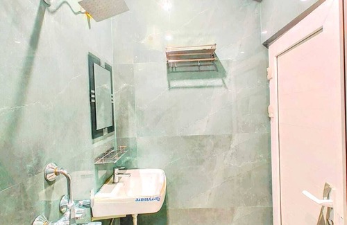 Sigra House | Hotel R K Villa 700 mtr Vishwanth Temple