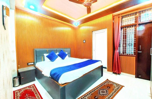 Sigra House | Hotel R K Villa 700 mtr Vishwanth Temple