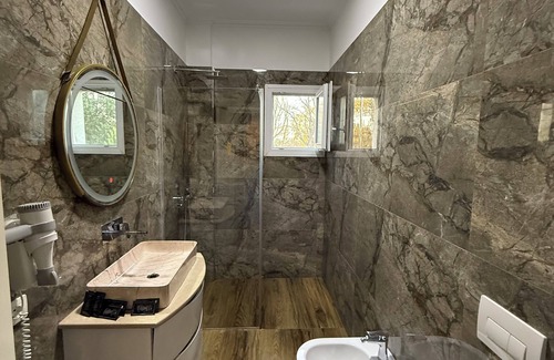 Mbrostar-Urë Hotel | Hotel Red Apple