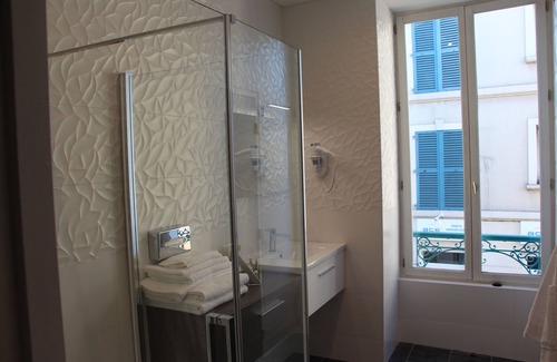 Poissy Hotel | Hotel Restaurant L'Esturgeon