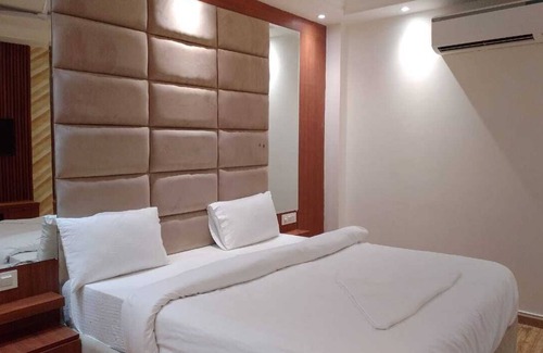 Chhatarpur Hotel | Hotel RIVERB