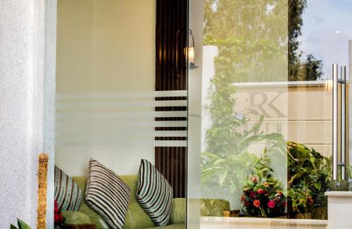Bommasandra Hotel | Hotel RK Gardenia