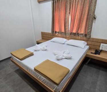 Dahivadi Hotel | Hotel Sagar Family Lodge