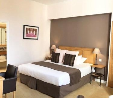 Montfort-l'Amaury Hotel | Hôtel Saint-Laurent, The Originals Relais